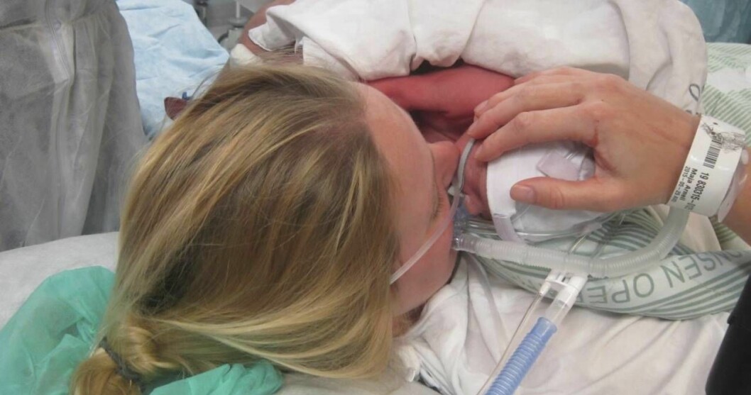 Den 26 maj var Maja så pass stark i sin arm och hand att hon utan problem kunde hålla sin son efter att han förlösts med kejsarsnitt. Foto: Jennifer Glans Maja, som fick en stroke, får äntligen hålla sin son i famnen.