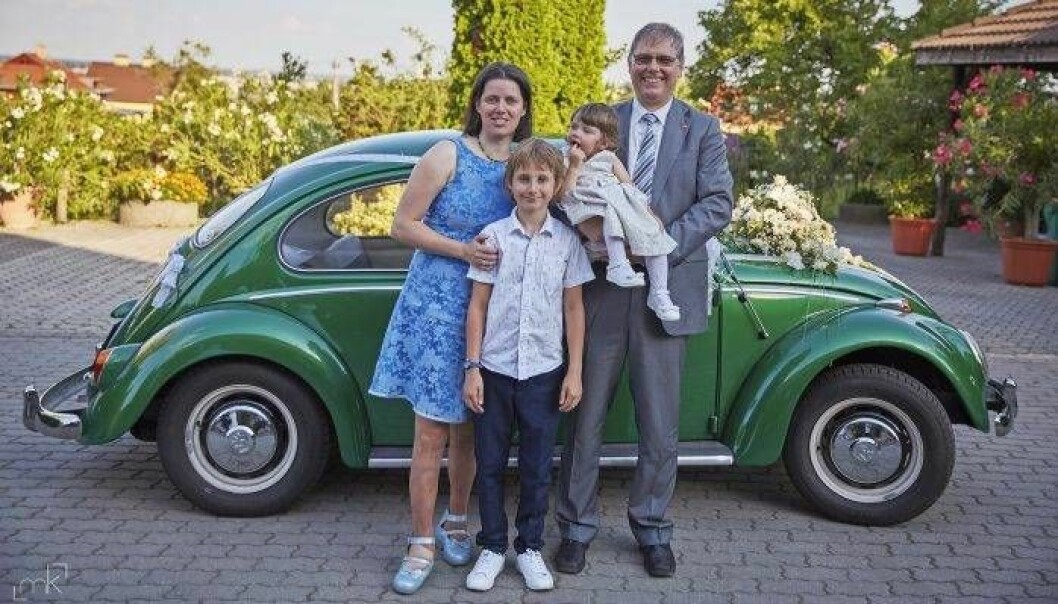– Frågan ”Varför just jag?” hänger kvar. Men jag känner mig också tacksam för att ha överlevt och för att jag har min man och mina barn, säger Petra. Med familjen i ungern