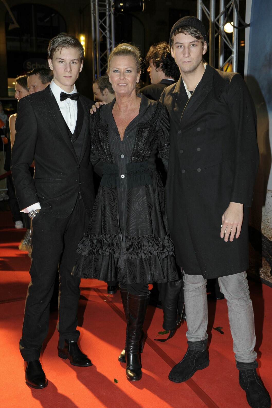 Niklas exfru Efva Attling med deras gemensamma barn Adam och Simon Strömstedt. Fotograferade på en galapremiär 2008. efva attling med sönerna adam och simon strömstedt