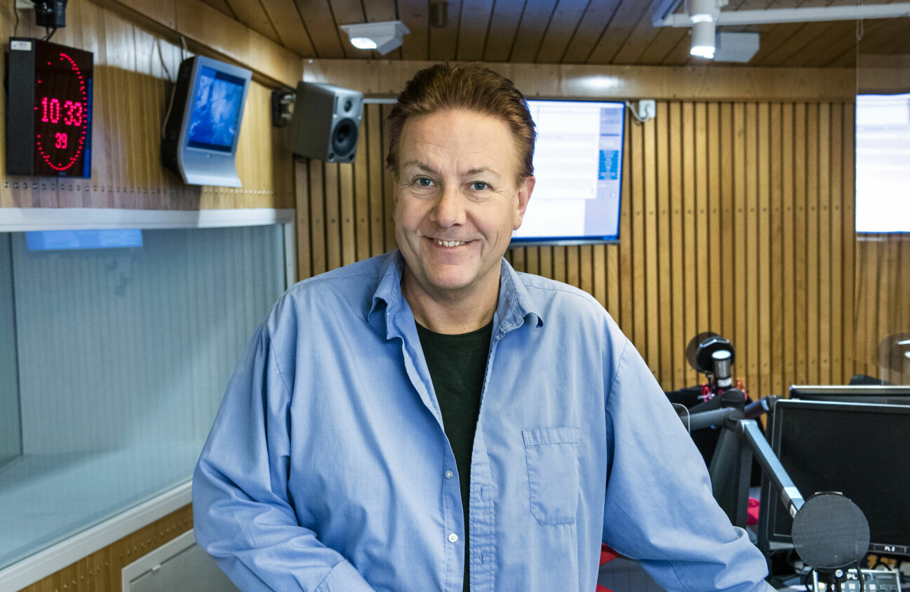 Anders Eldeman i radiostudion för Melodikrysset.