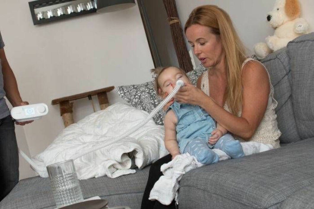 Emma hjälper Eleonora med maskinen som ger henne extra syre. Bild: Helena Sjögren Emma hjälper Eleonora med maskinen som ger henne extra syre.