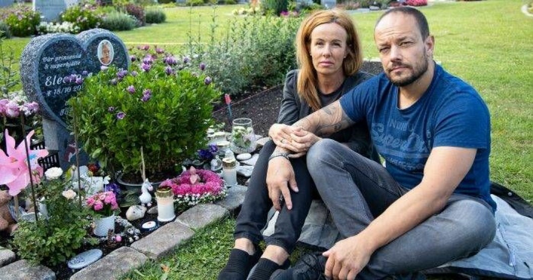 Emma Aldin och Rickard Lundqvist besöker Eleonoras grav så gott som dagligen. Foto: Cecilia Ahle Emma Aldin och Rickard Lundqvist vid dottern Eleonora Aldins grav på Limhamns kyrkogård, september 2019.