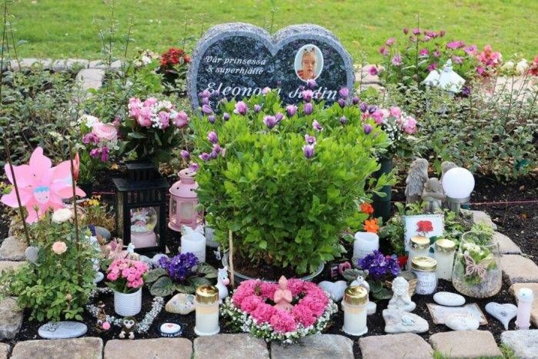 För Emma och Rickard är det viktigt att Eleonoras viloplats alltid är fin. Här blandas änglar och enhörningar med blommor, fotografier och andra minnessaker. Foto: Cecilia Ahle Eleonora Aldins gravplats på Limhamns kyrkogård i Malmö.