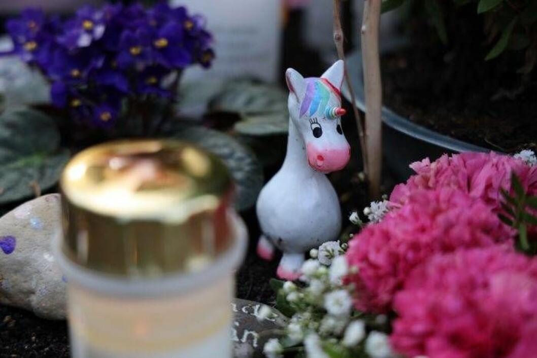 En liten enhörning pryder Eleonoras gravplats. Foto: Cecilia Ahle En enhörning pryder Eleonora Aldins gravplats på Limhamns kyrkogård i Malmö 2019.