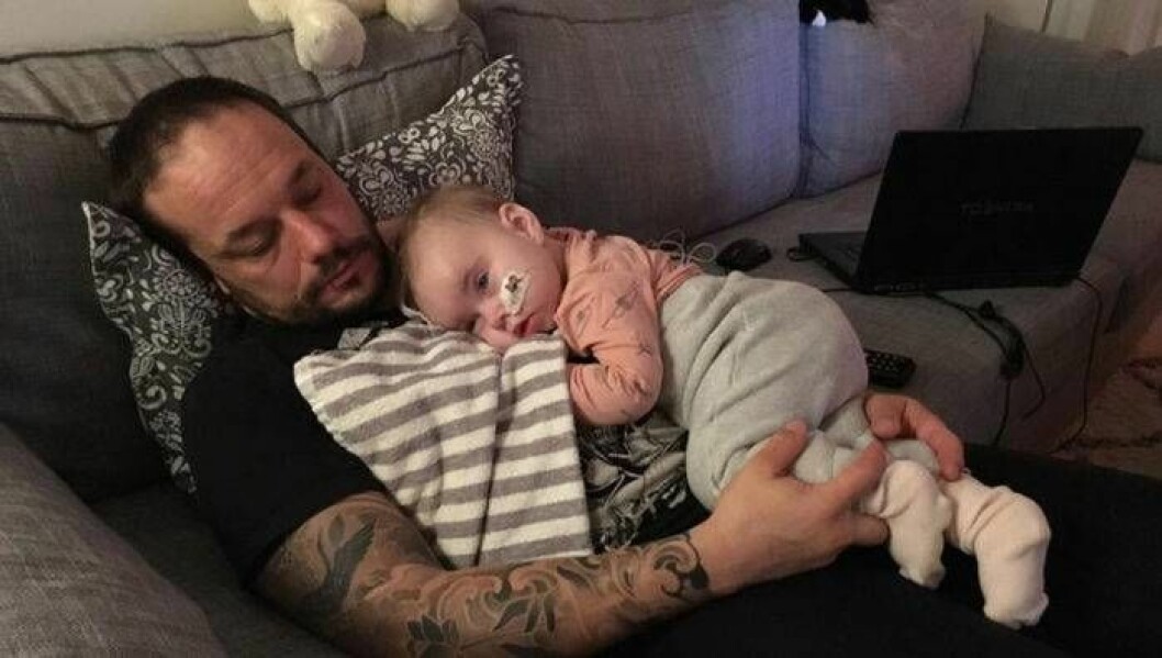 Rickard och Eleonora. Bild: Privat Rickard och Eleonora på soffan.