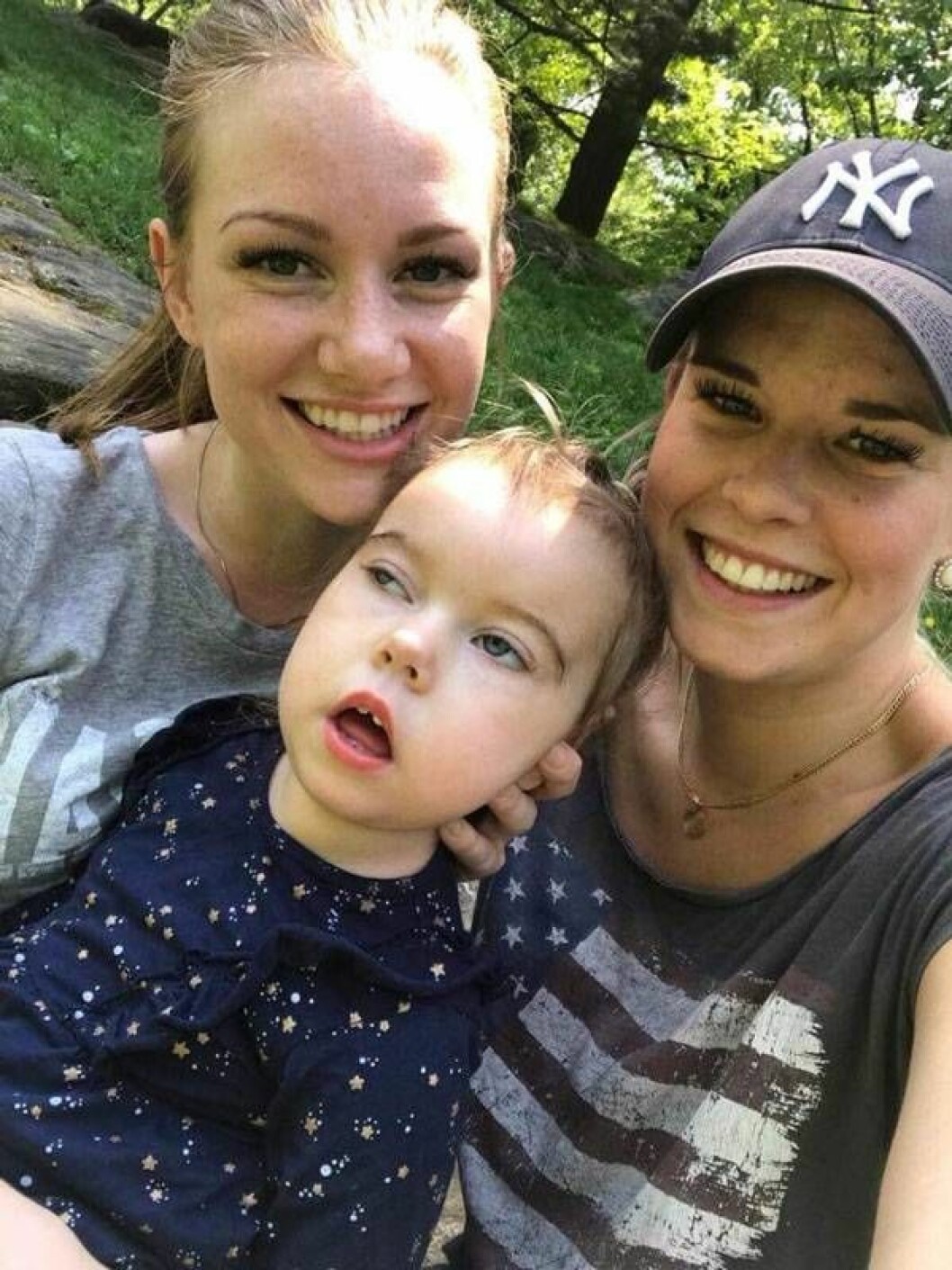 Eleonora tillsammans med assistenterna Sofie Lindstedt och Lina Jönsson på resa sommaren 2018. Utan dem hade resan inte varit möjlig. Foto: Privat Eleonora tillsammans med två av hennes assistenter