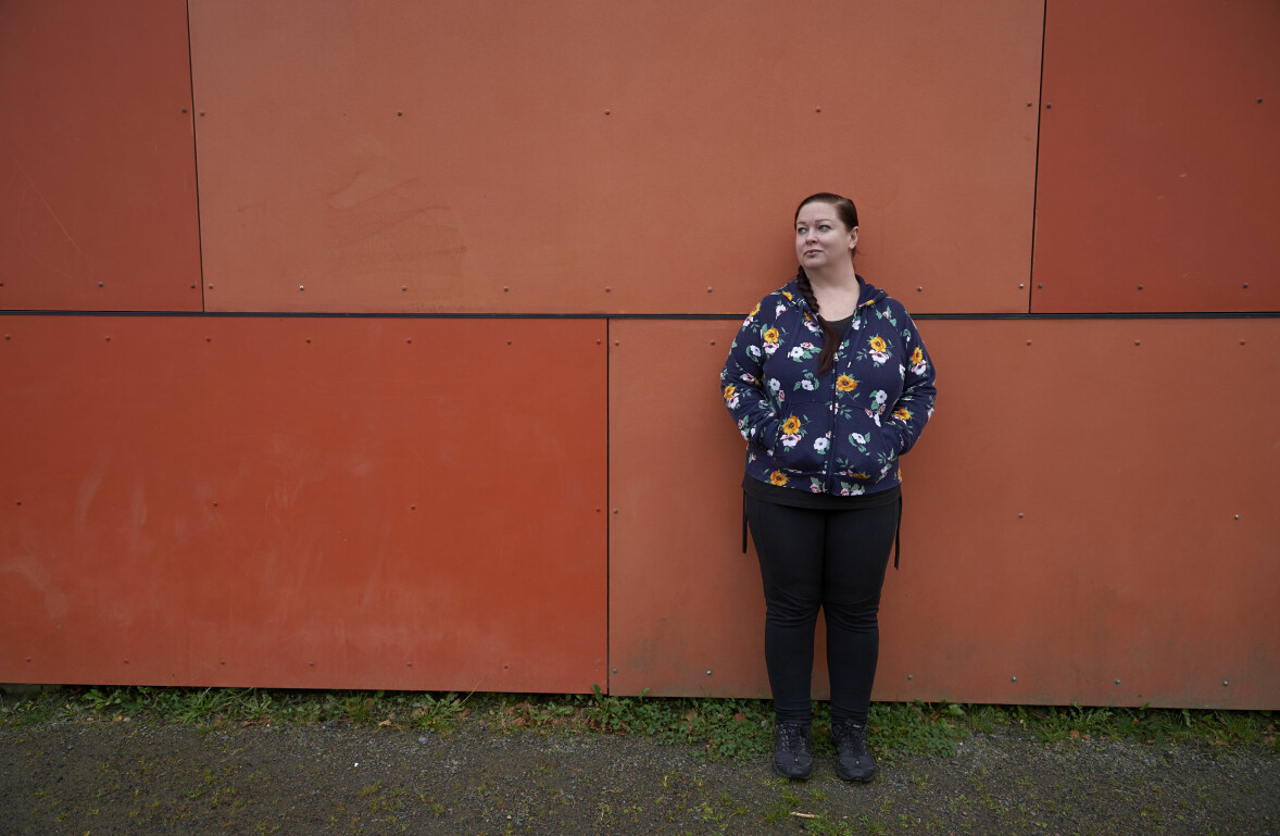 Under en tid låtsades Eleonore att gå till skolan, på grund av mobbningen som hon utsattes för. Till slut gick det så långt att hon funderade på att ta sitt liv. Men idag mår hon bättre än någonsin. Eleonore mot en vägg, ser allvarlig ut.
