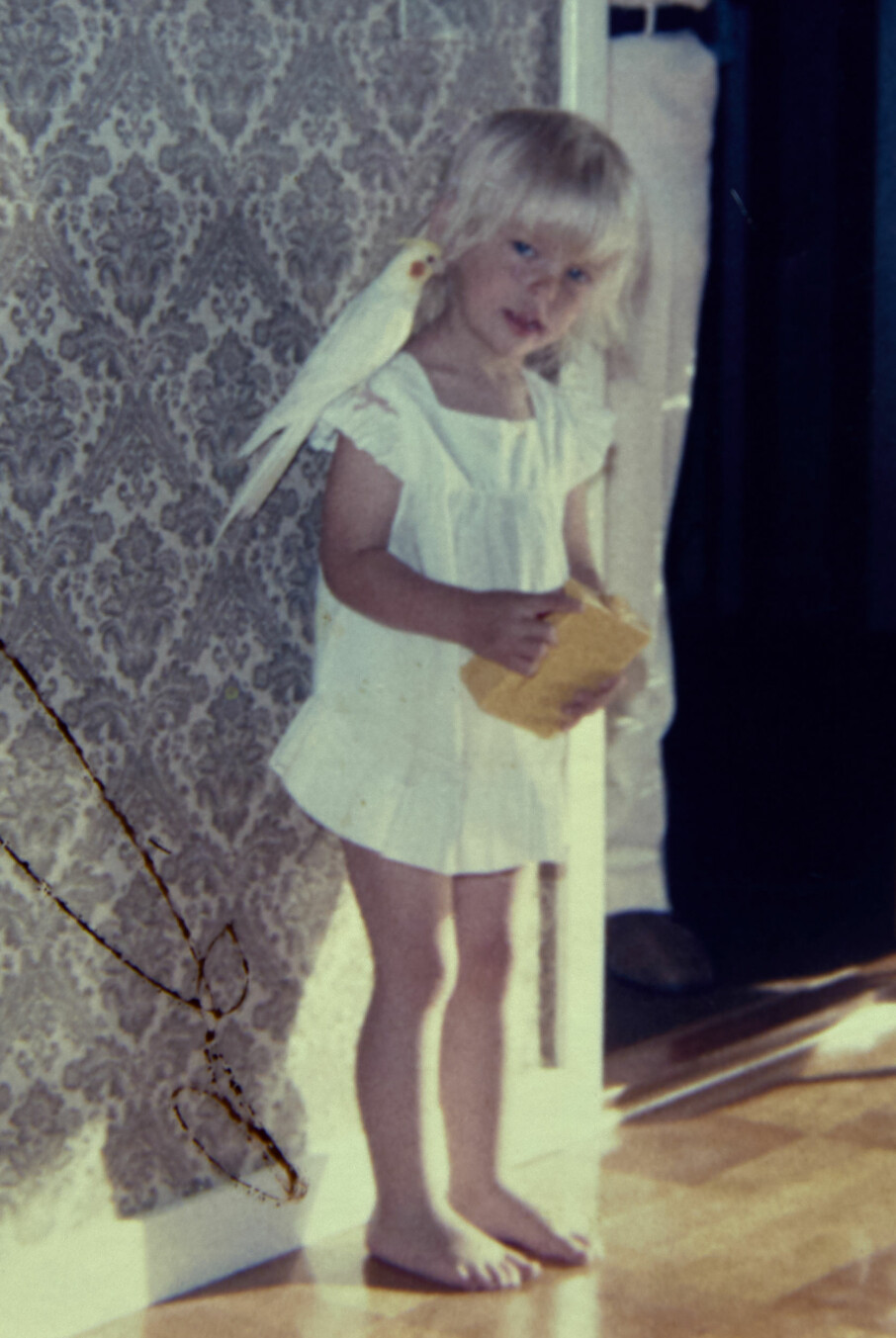 Uppväxten blev tuff för Eleonore. Ett av de svåraste minnena är när hon var den enda i klassen som inte blev bjuden på kalas. Eleonore som liten flicka.