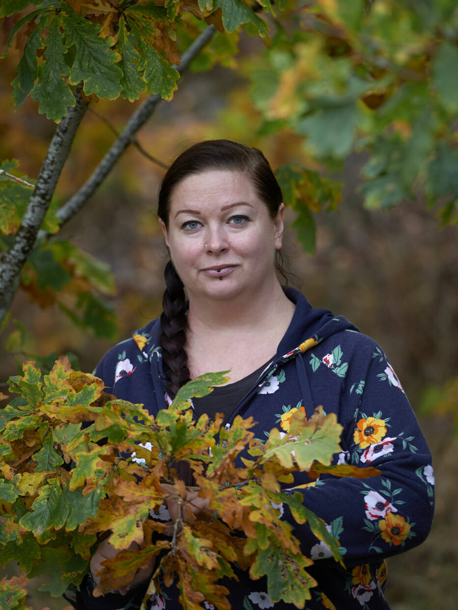 Tics och tvångshandlingar påverkar Eleonores vardag. Men nu accepterar hon sig själv som den hon är. Eleonore tittar in i kameran.