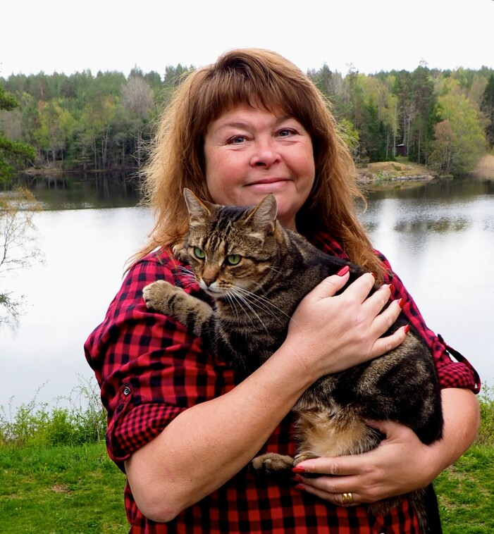 En av fördelarna med att bo på landet tycker Eli är att hon kan ge sin katt ett fritt liv. Författaren Eli Åhman Owetz i Norrtälje har skrivit åtta feelgoodromaner, den senaste heter En bättre människa.