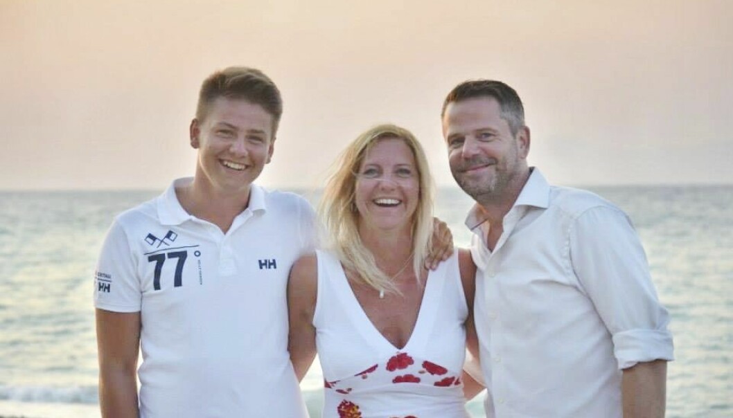 Elias och hans mamma Linda Vesterberg och hennes sambo Peter som kom in i Elias liv när han var 9 år gammal. Linda Vesterbergs hittades livlös nedanför en balkong.
