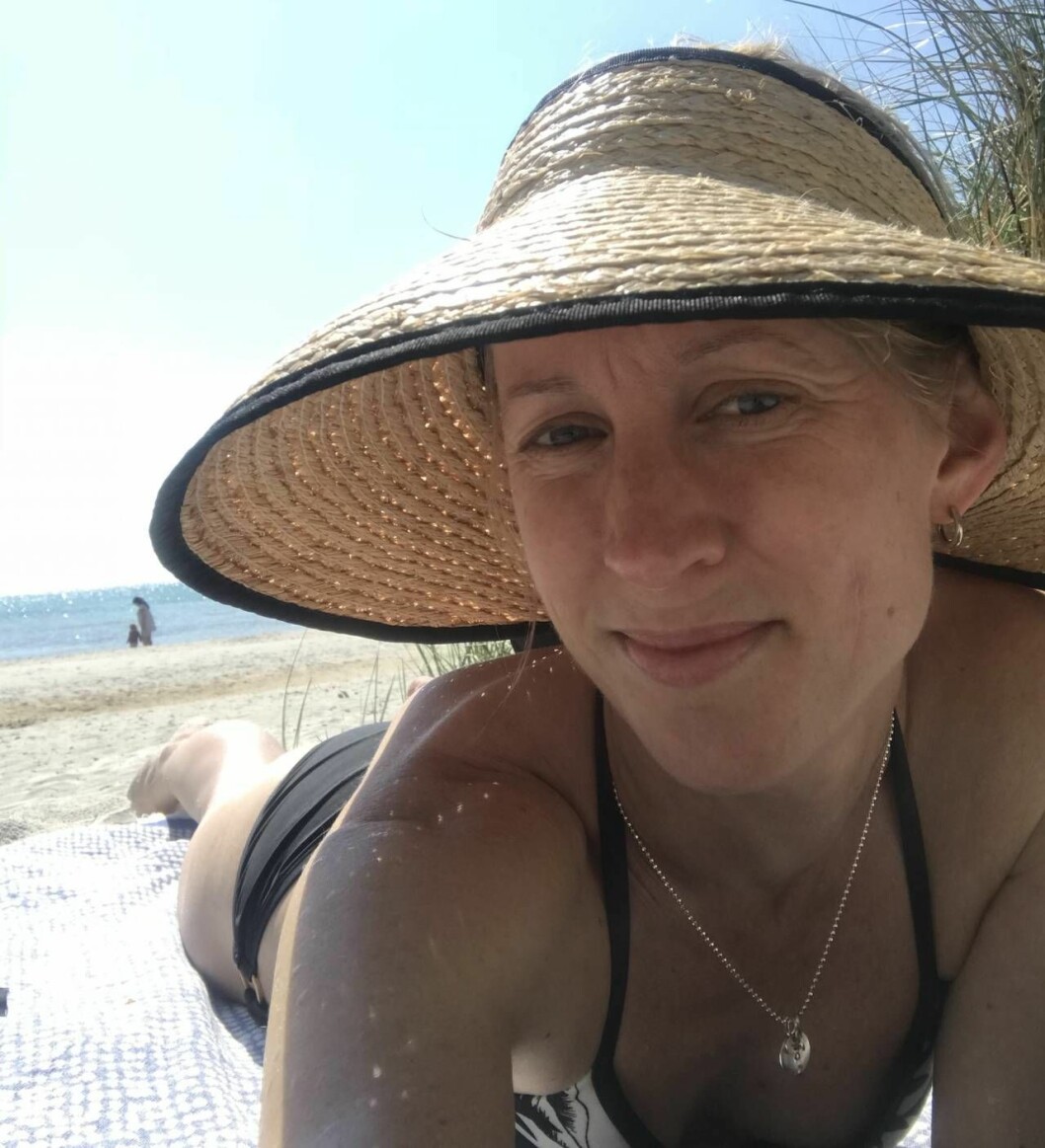 Strandlivet på Rügen är härligt – både med och utan badkläder. Elin Gunnarsson i solhatt på stranden i Rügen
