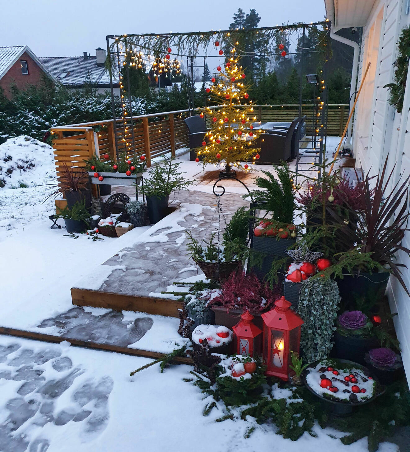 Julpyntad entré och altan hemma hos Elin Tallbo i Borlänge.
