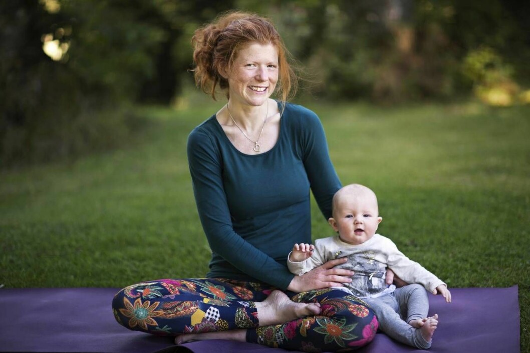 Elin med dottern Ella. Foto: Ewa Stackelberg Elin och dottern på en gräsmatta