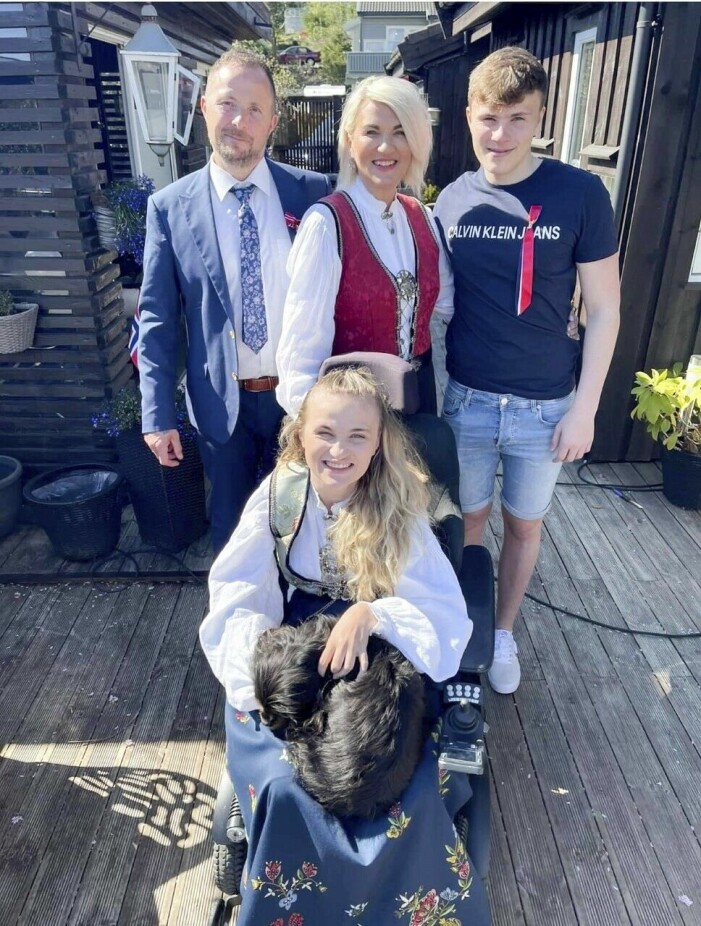 Elina älskar att vara med sin familj, som förutom föräldrarna Knut Mikal och Inger Lise även består av lillebror Mikal. Elina tillsammans med sin familj.