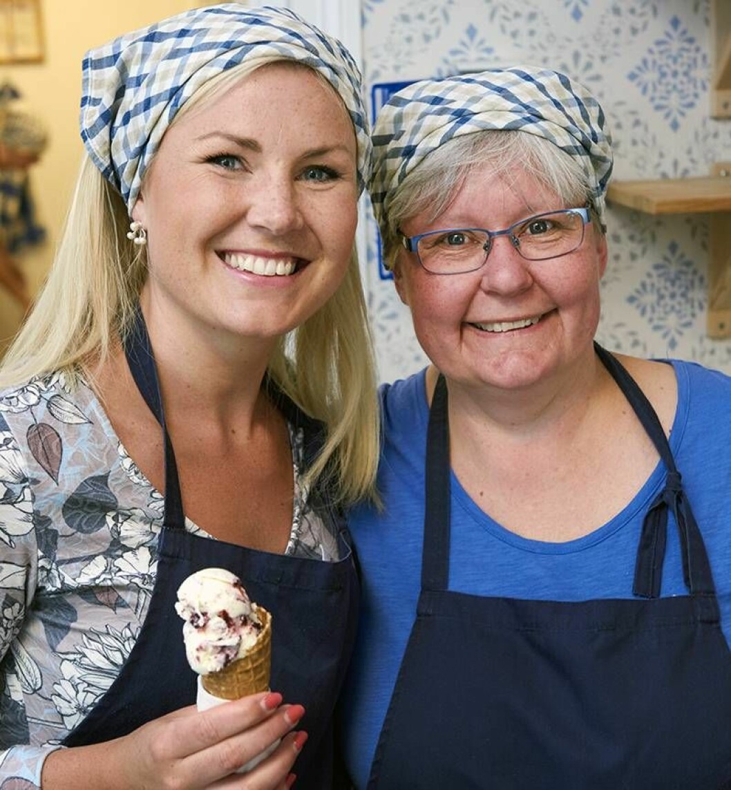 Elisa sommarjobbade på Hajstorps slusscafé och sålde glass. Hennes forna chef Marianne Ljungström konstaterar att takterna sitter i. Foto: Tommy Hvitfeldt Elisa sommarjobbade på Hajstorps slusscafé och sålde glass. Här med hennes forna chef Marianne Ljungström.