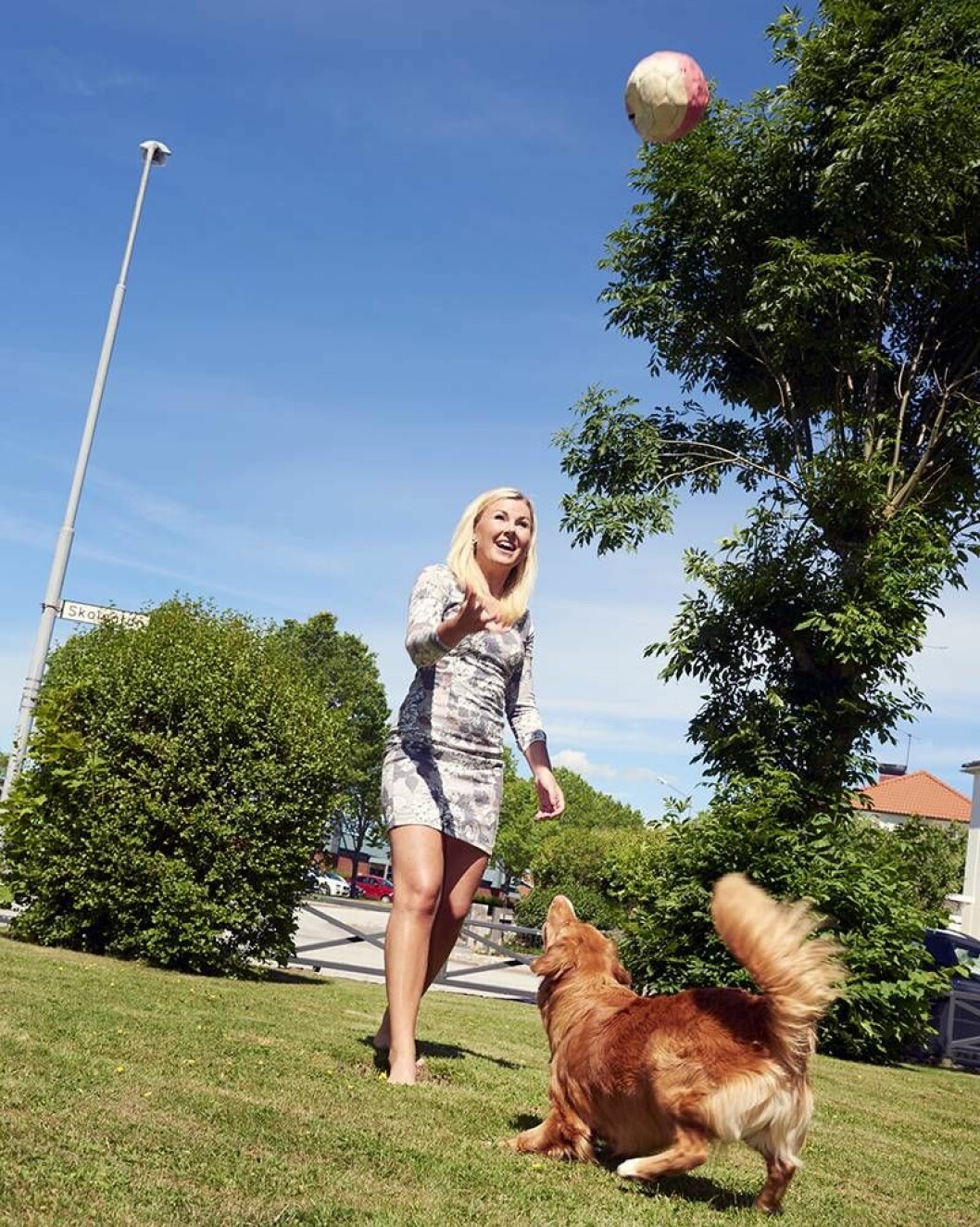Lek och bus i trädgården med glada hunden Ziva. Foto: Tommy Hvitfeldt Elisa Lindström och hunden Ziva.