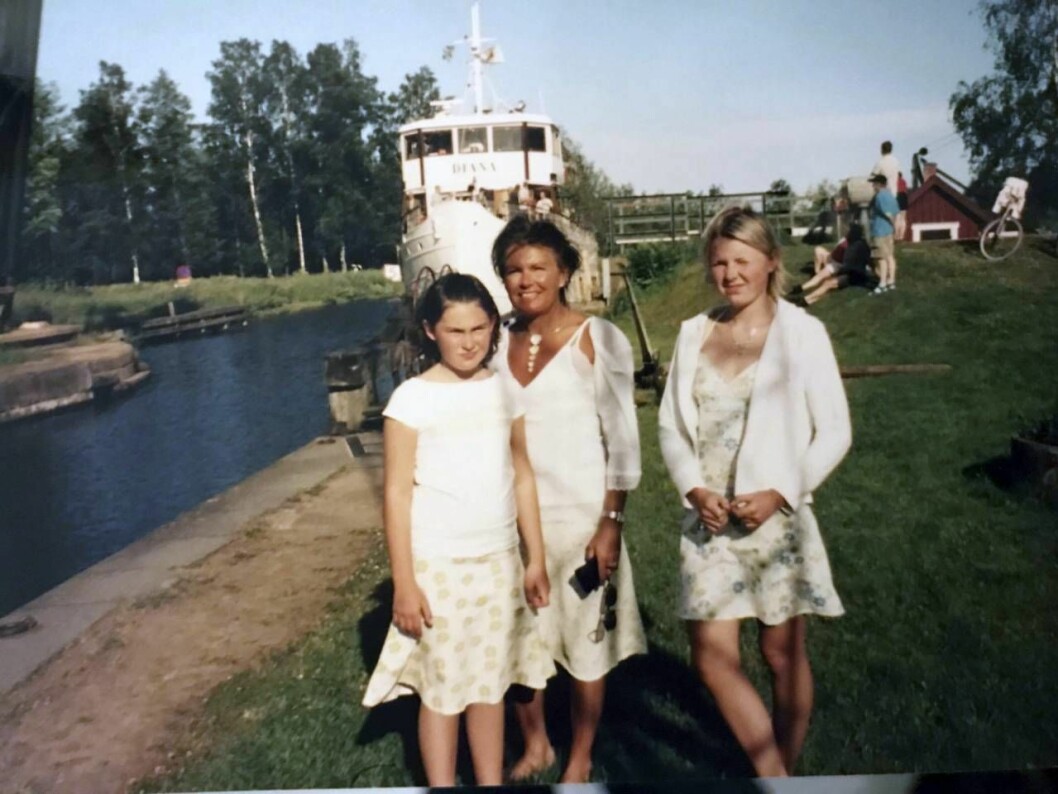 Elisa Lindström med mamma Eva och lillasyster Alma i väntan på att få uppträda på kanalbåten Diana. Foto: Privat Elisa Lindström med mamma Eva och lillasyster Alma när de var små.