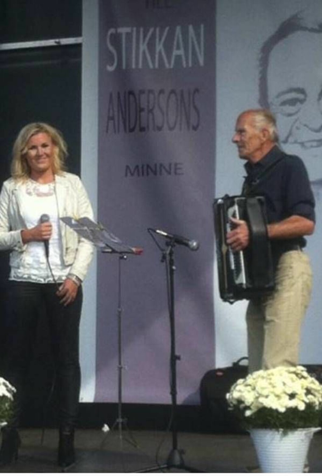 Elisa på spelning med morfar Sten Gustavsson. Foto: Privat Elisa Lindström på spelning med morfar Sten Gustavsson.
