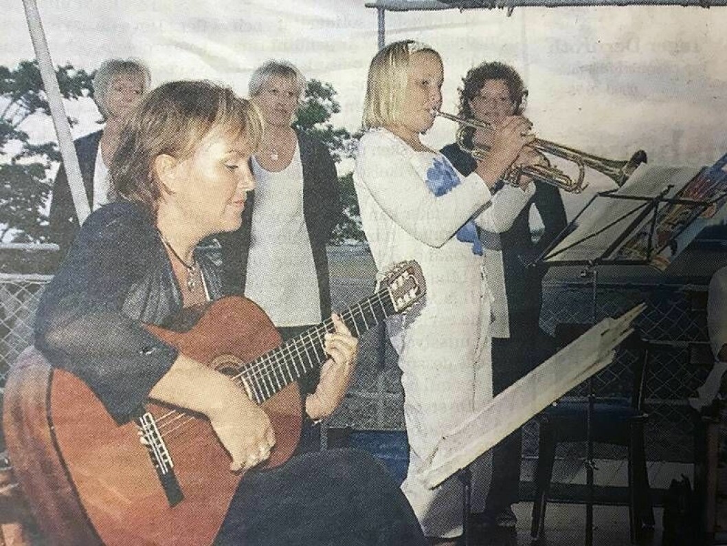 Elisa spelar trumpet och mamma Eva gitarr. Foto: Privat Elisa Lindström spelar trumpet och mamma Eva gitarr.