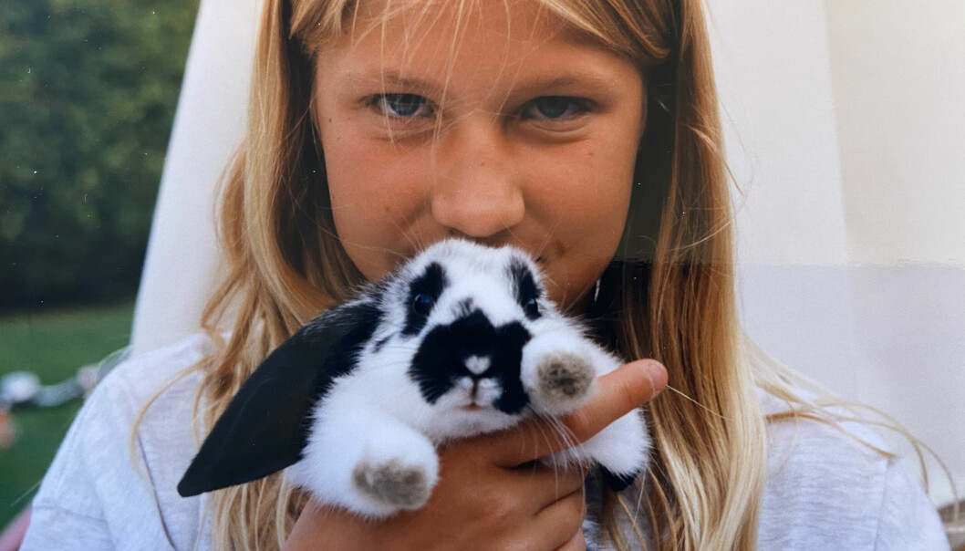När mamman förlorade jobbet fick familjen det tufft ekonomiskt och det präglade Elisabeth. Hon ville inte hamna i den situationen och bestämde sig för att bli rik. Miljonären Elisabeth Svensson bestämde sig redan som barn att hon skulle bli rik och på denna bild som är tagen i barndomen håller hon en kanin och pussar den på huvudet