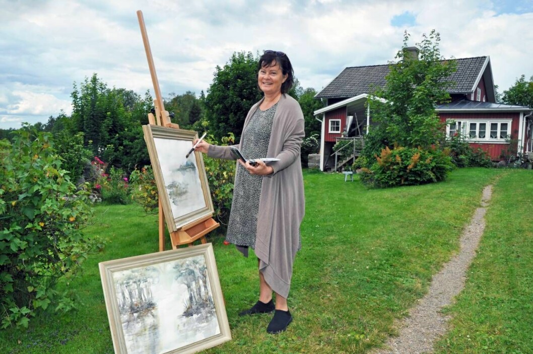 Elisabeth målar akvarell ute i trädgården 