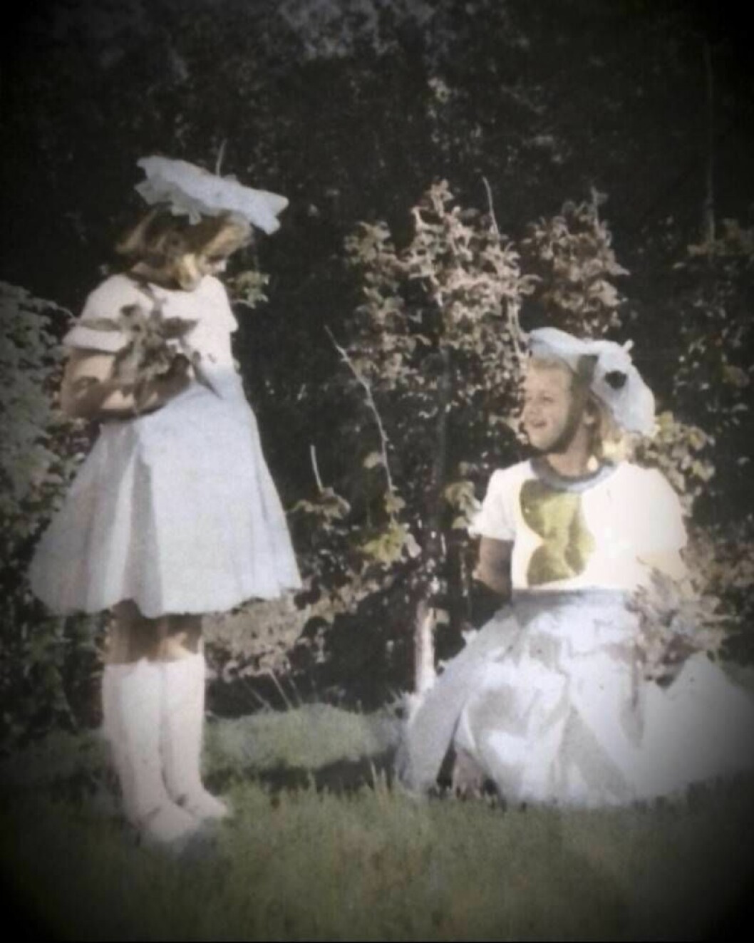 Elisabet och Birgitta var bästa vänner. Här är de utklädda till blommor när de var nio respektive tio år. Elisabet Höglund, 9 år, och storasyster Birgitta, 10, leker tillsammans.