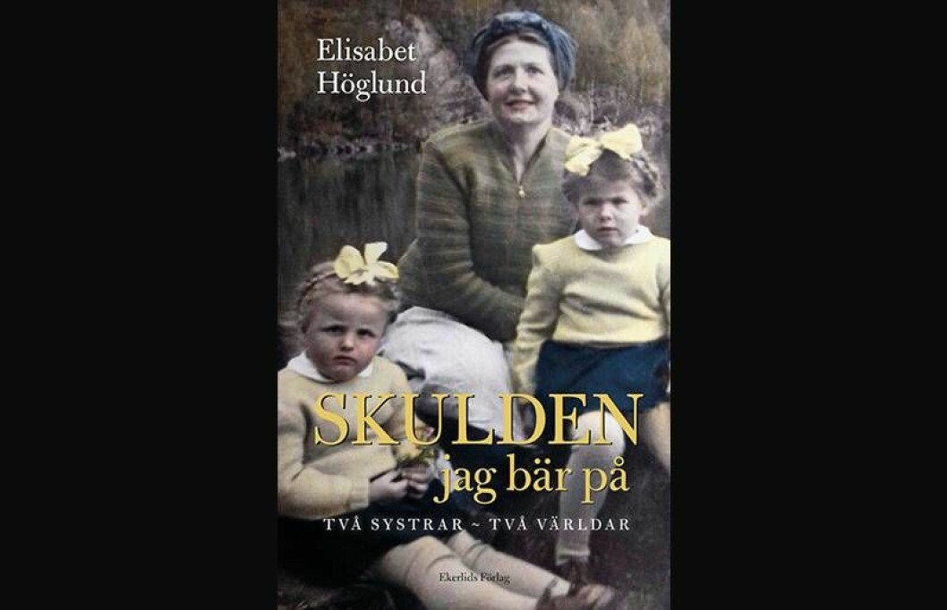 På bokomslaget till <em>Skulden jag bär på – två systrar, två världar</em> syns mamma Karin med sina två döttrar: duktiga Elisabet och besvärliga Birgitta. <a href="https://apprl.com/al/4QO4/" target="_blank" rel="noopener">Läs mer och köp boken här.</a> Elisabet Höglund som barn tillsammans med systern Birgitta och mamma Karin