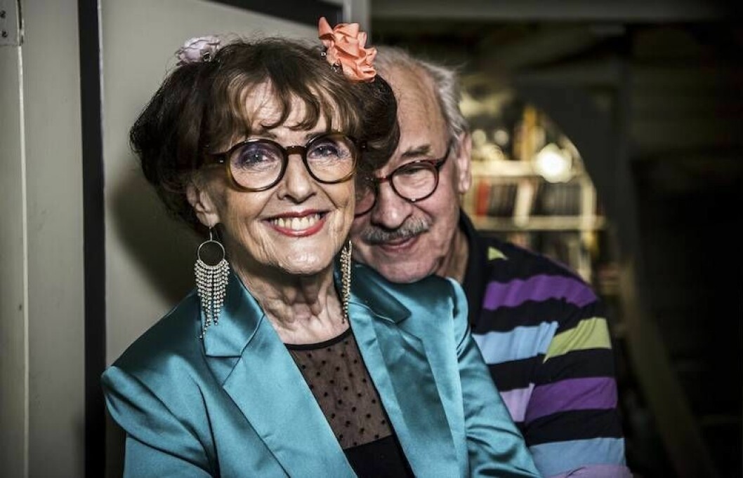 Elisabet bor med sin man Bo på landet utanför Stockholm. Han har varit ett stort stöd när hon skrev boken. Elisabet Höglund tillsammans med sin man Bo.