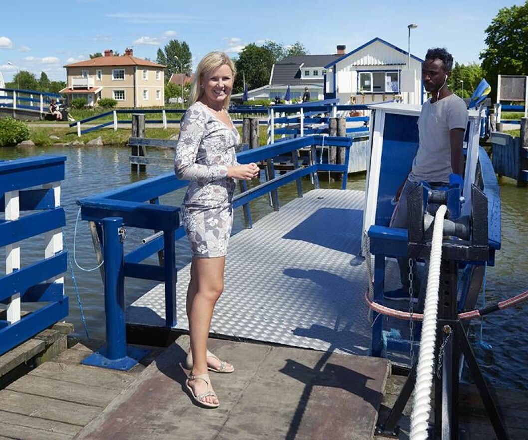 Vid världens minsta färja Lina. Foto: Tommy Hvitfeldt Elisa Lindström vid världens minsta färja Lina.