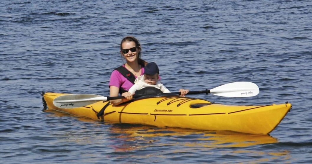 Första kajakturen med Mikkel i maj 2018. ”Jag hoppas verkligen att han ska uppleva samma glädje i friluftslivet som jag fick när jag var liten”, säger Elise. Foto: Privat Ensamstående mamman Elise med sonen Mikkel på tur i kajak i maj 2018.