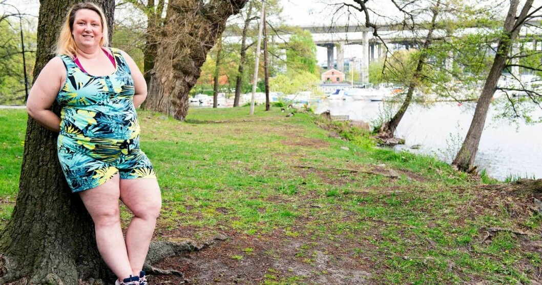 Tidigare försökte Elise alltid dölja sin kropp. Nu visar hon i stället stolt upp den. Foto: Theresia Köhlin En kvinna i baddräkt står vid ett träd.