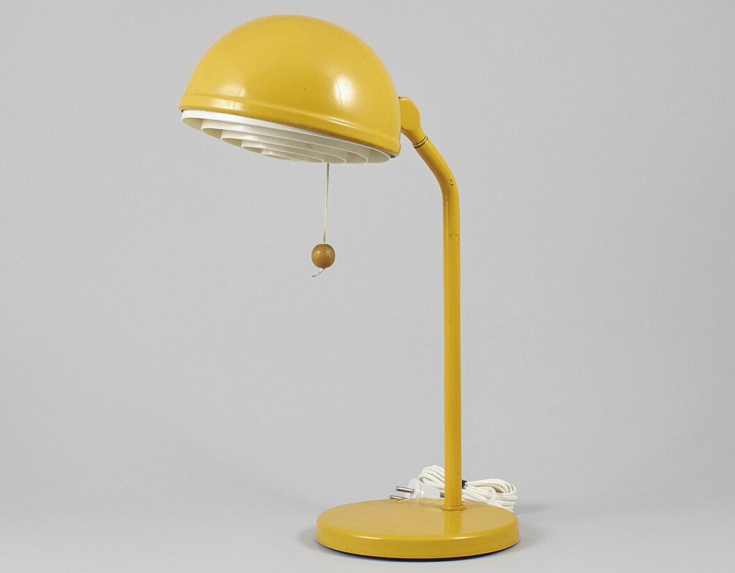 Gul skrivbordslampa.