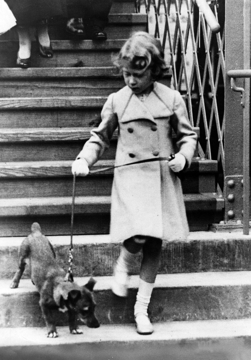 En gammal arkivbild med drottning Elizabeth med sin första corgie Dookie.