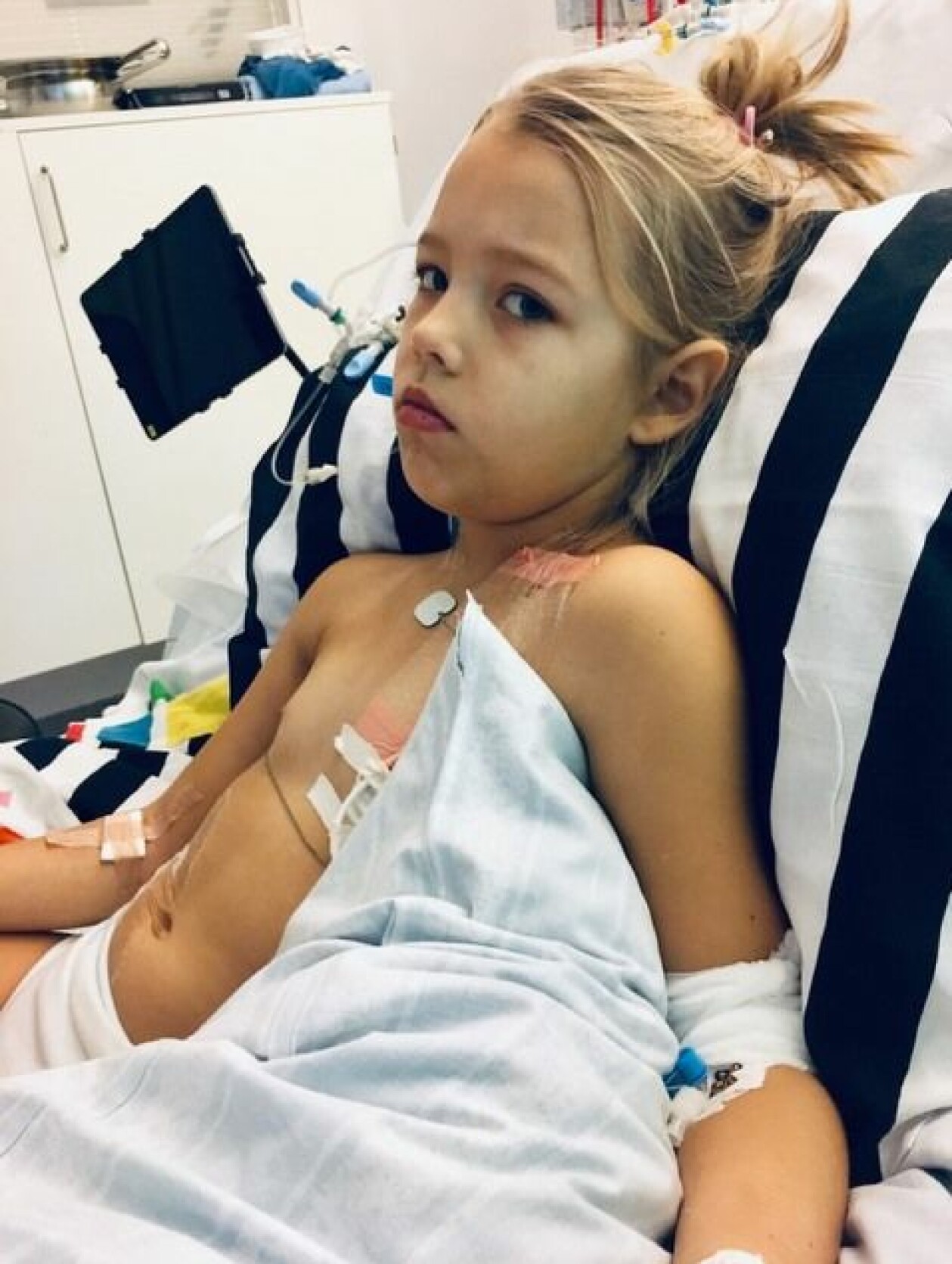 Transplantationen av njuren gick bra. Ellen sitter i en sjukhussäng och har fått en ny njure