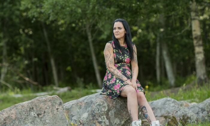 Ellinor misstänker själv att hon blev drogad med GHB. – Det är en lukt- och nästan smakfri vätska som lätt kan hällas i ett ölglas eller en drink. Den kallas också för våldtäktsdrog. Jeanette misstänker att hon blev drogad på krogen med GHB