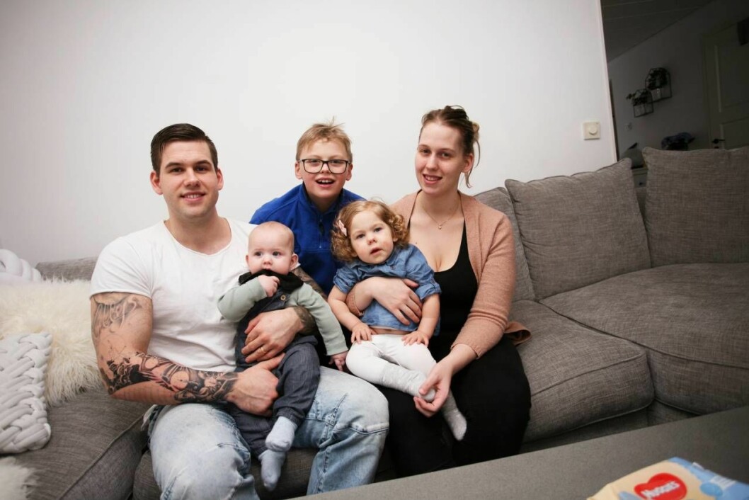 Hela familjen i soffan. Pappa Tobias, mamma Karoline, storebror Oliver, Elly och lillebror Charlie. Foto: Mikael Svensson Elly med sin familj i soffan