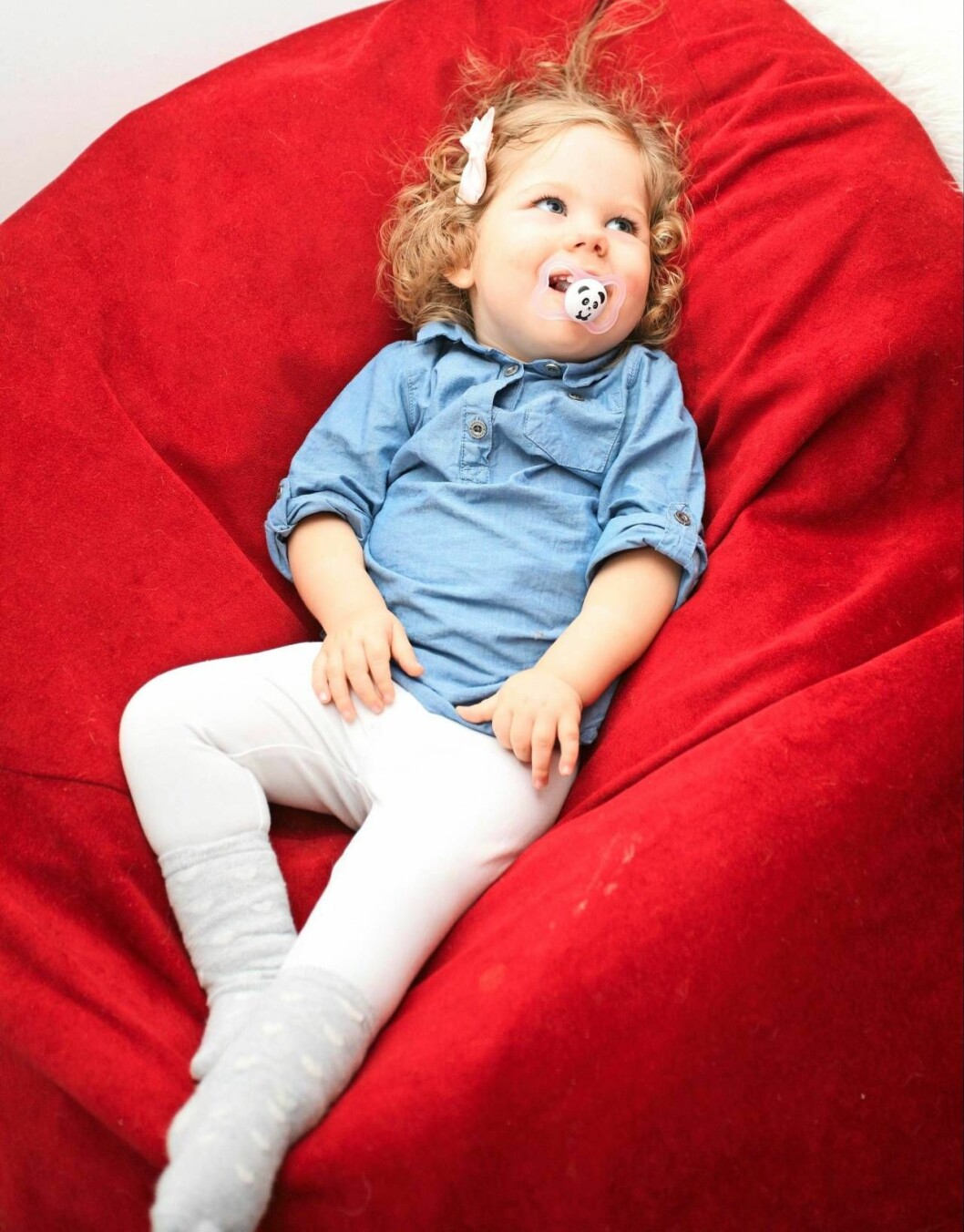 En vanlig tjej med en ovanlig sjukdom. Elly har gjort framsteg sedan den nya behandlingen sattes in. Foto: Mikael Svensson Elly myser i sittpuff