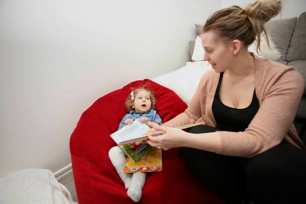Elly läser bok med mamma Karoline. Foto: Mikael Svensson Mamma Karoline läser för Elly.