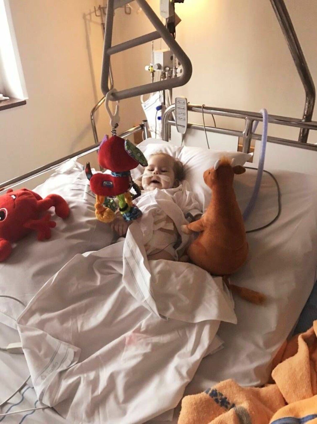 Det har blivit en hel del sjukhusbesök för lilla Elly. Foto: Privat Elly på sjukhuset.