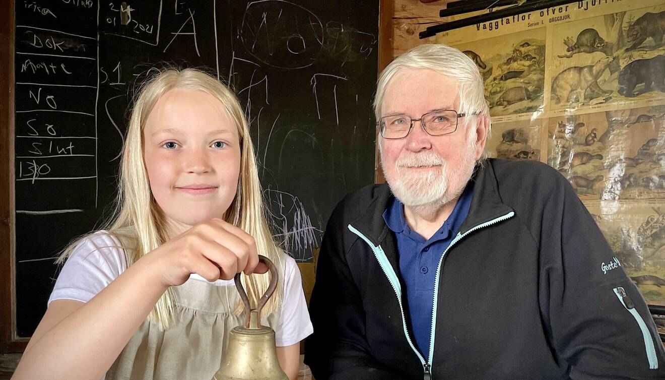 Elsa Claesson ringer in till lektion i mässingsklocka, tillsammans med morfar Christer Claesson.