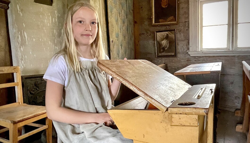 Elsa Claesson i gammal skolbänk.