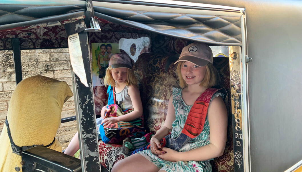 Elsy och Lilly i den tuk-tuk som körde dem till skolan.
