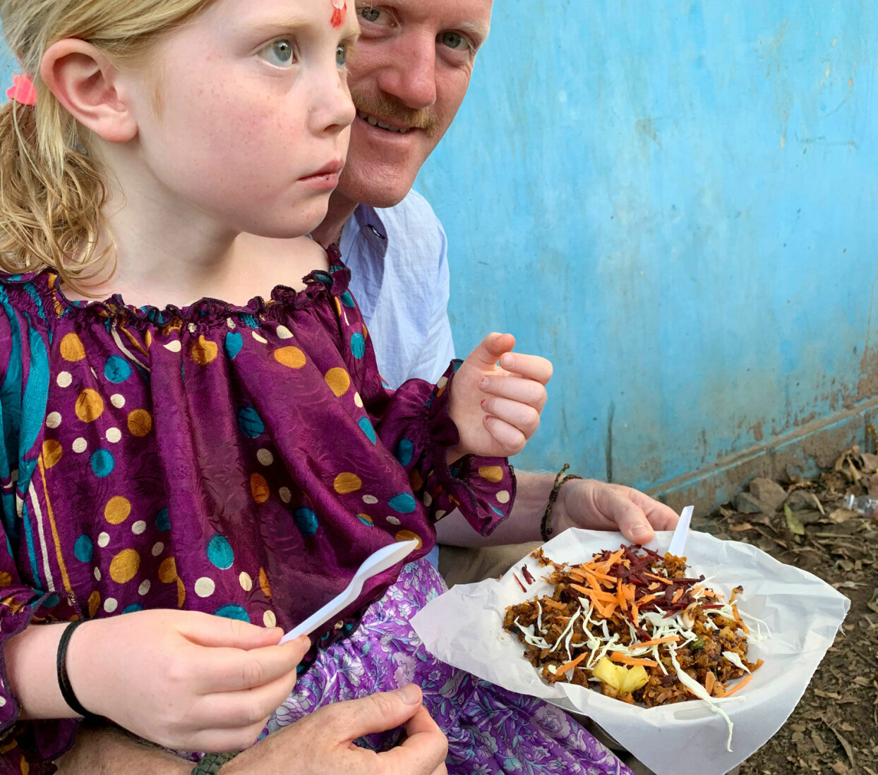 Elsy och pappa Per provar den lokala indiska maten. Elsy och pappa Per provar den lokala indiska maten.