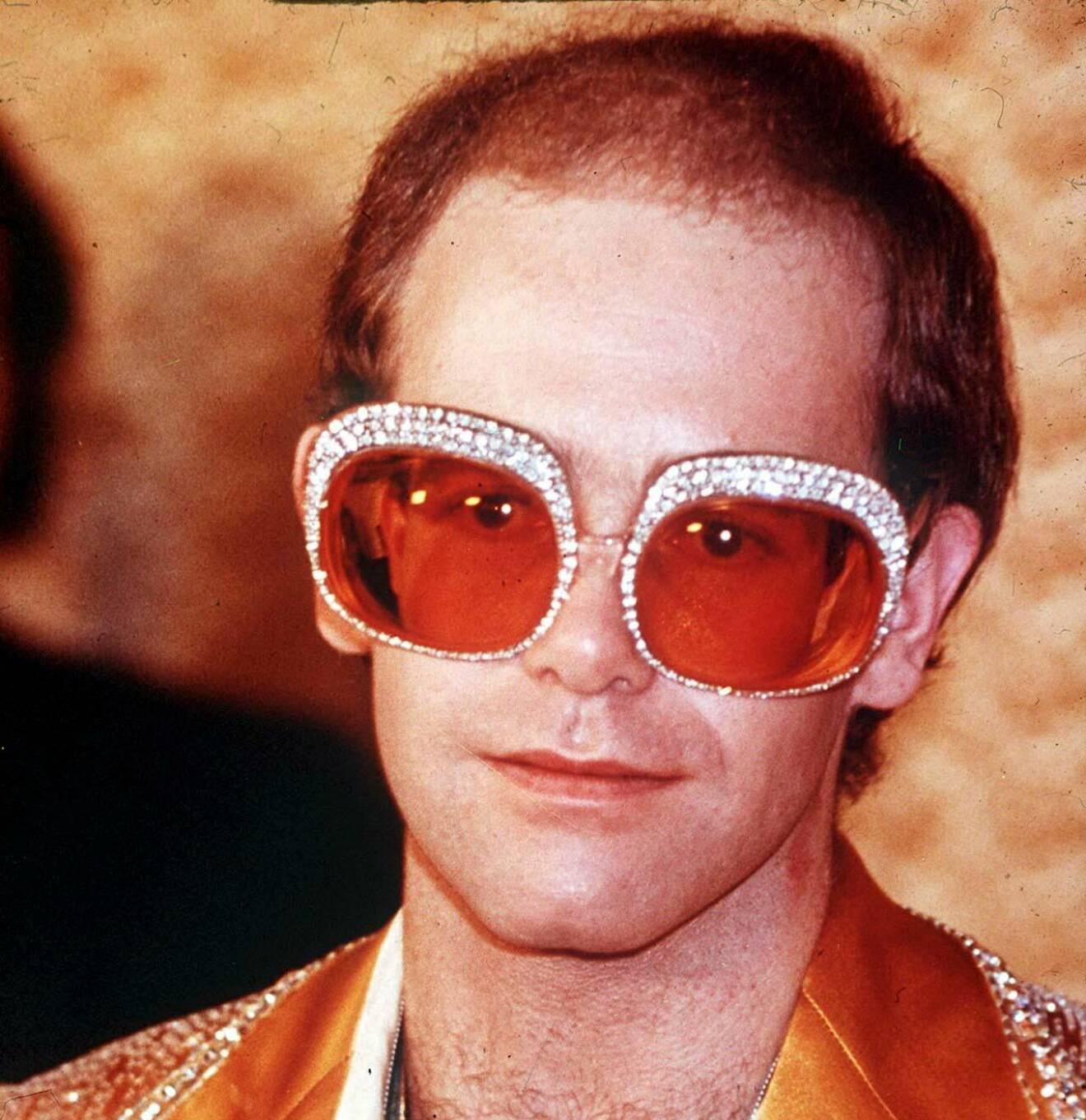 Elton John i stora solglasögon med strass.