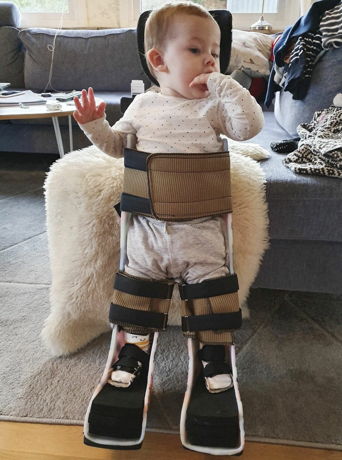 Elton har en speciell ställning som hjälper honom att träna. Elton tränar i en speciell ställning.