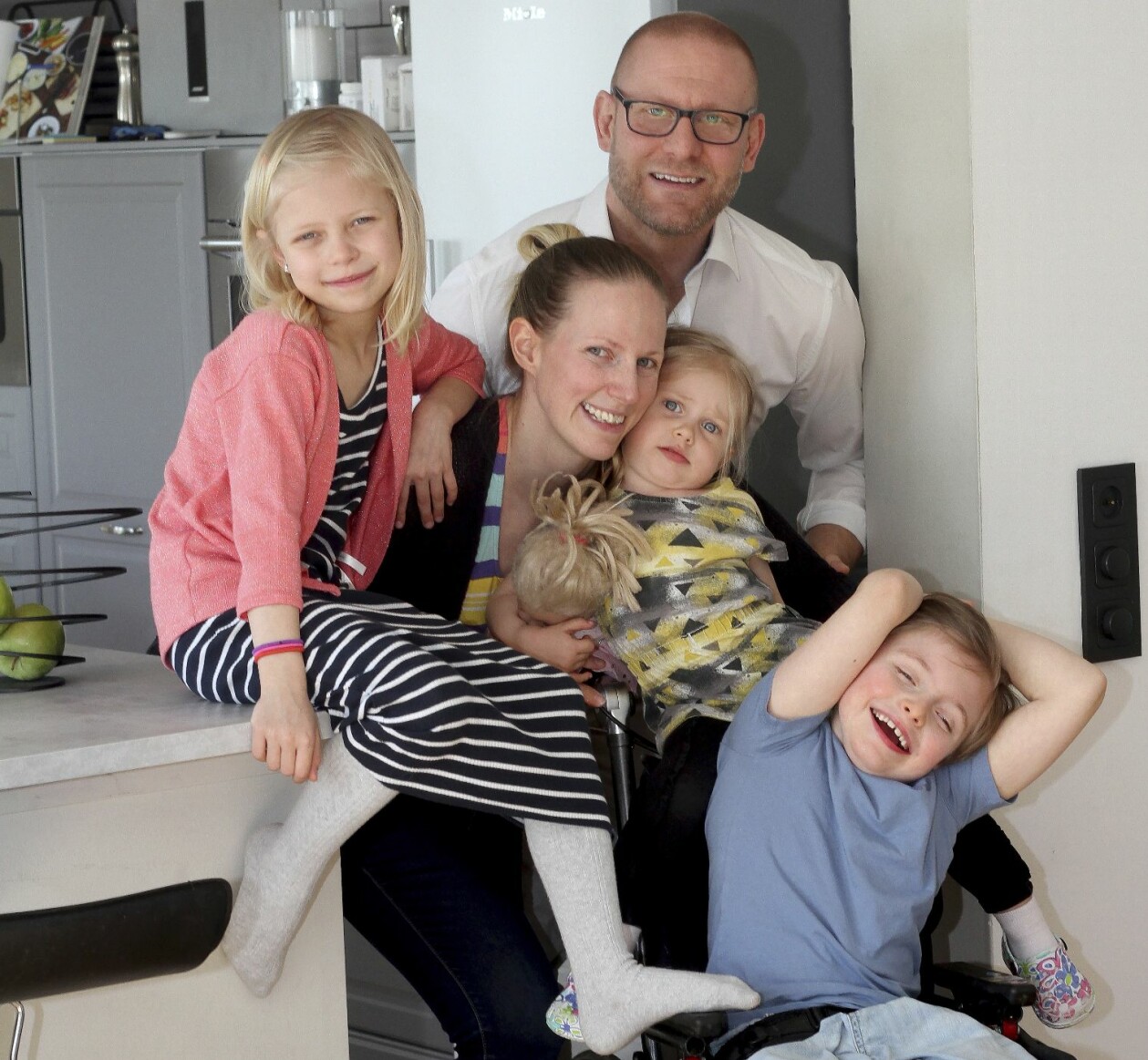 Små resor och tid tillsammans har familjen Bruhn alltid unnat sig. Både Elton och hans syster Noomi, i randig klänning, har sällsynta diagnoser - bara lilla Idde är frisk av Andreas och Johannas tre barn.