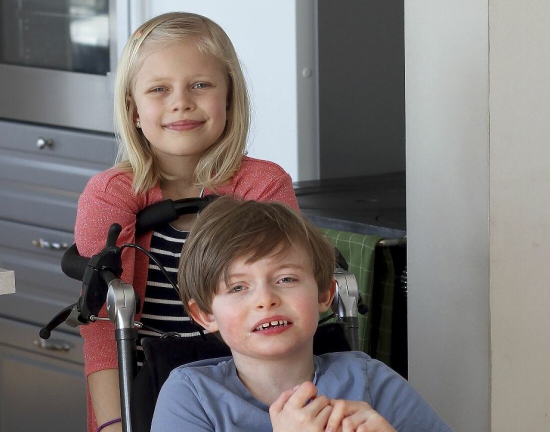 Elton och lillasyster Noomi har båda sällsynta syndrom. Lillasyster Noomi och Elton har båda två sällsynta diagnoser.