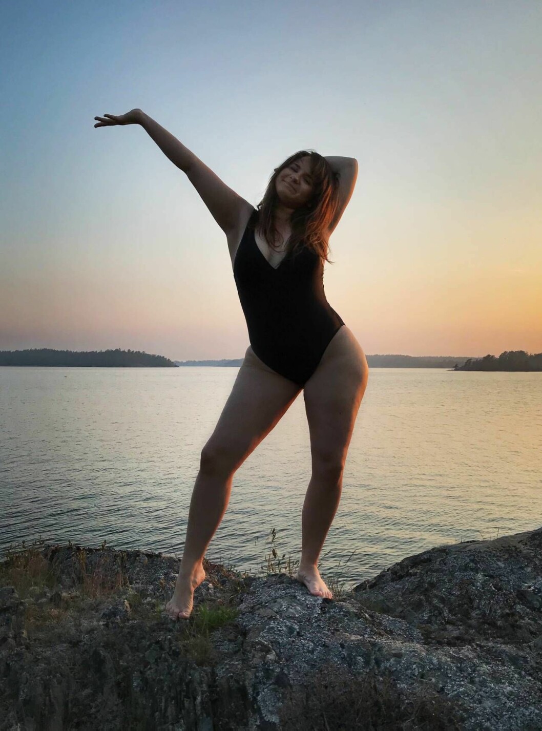 Tack kroppen, tack för allt du gör för mig – varje dag! Foto: Privat Elvira står på en klippa i baddräkt och är glad