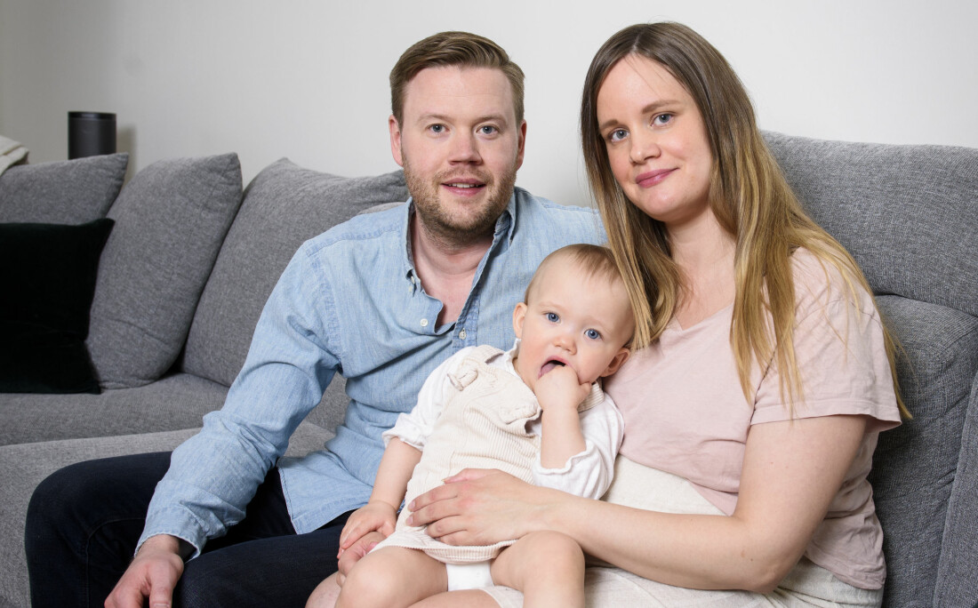 Med Alicia, i dag dryga året, återvände ljuset för Emelie och John Edholm. John och Emelie Edholm i soffan tillsammans med dottern Alicia.
